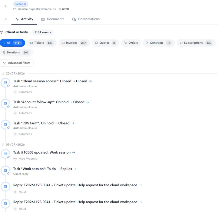 Historique d’un client dans Neoo : filtres par type d’événement et ligne du temps des demandes avec leurs changements de statut.